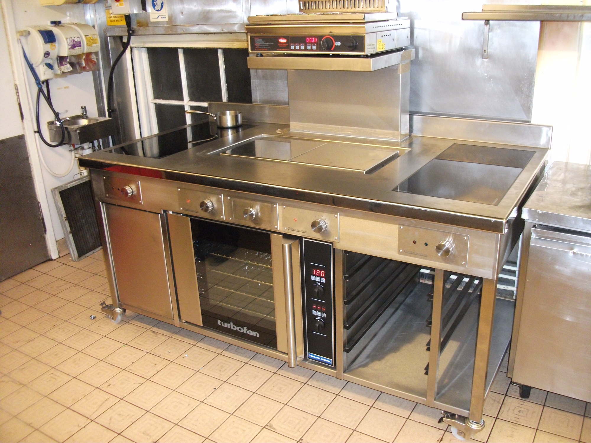 Induction cooking suite with Sliders double plancha and oven