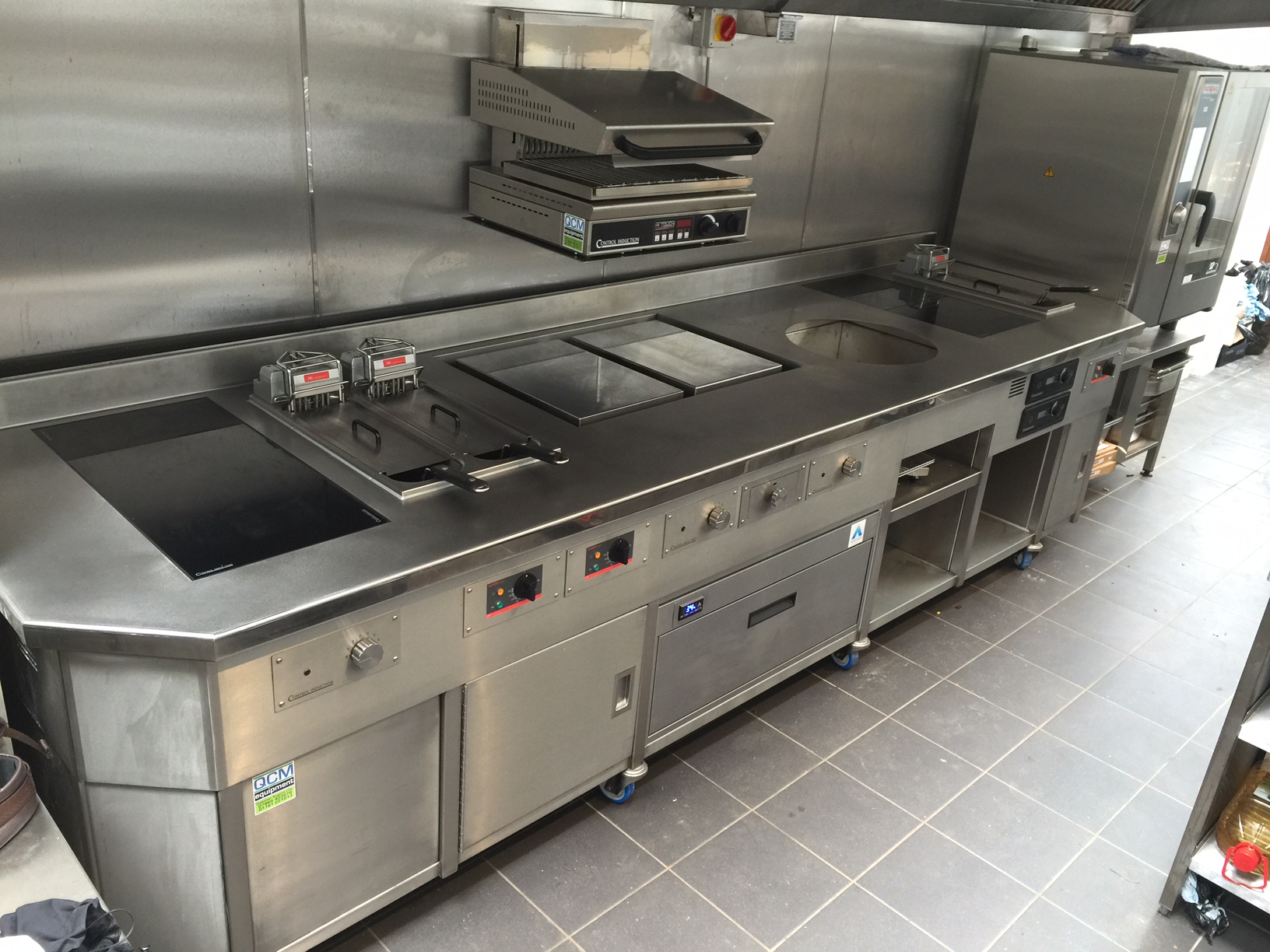 Induction wall suite with Adande Slider Chrome plancha