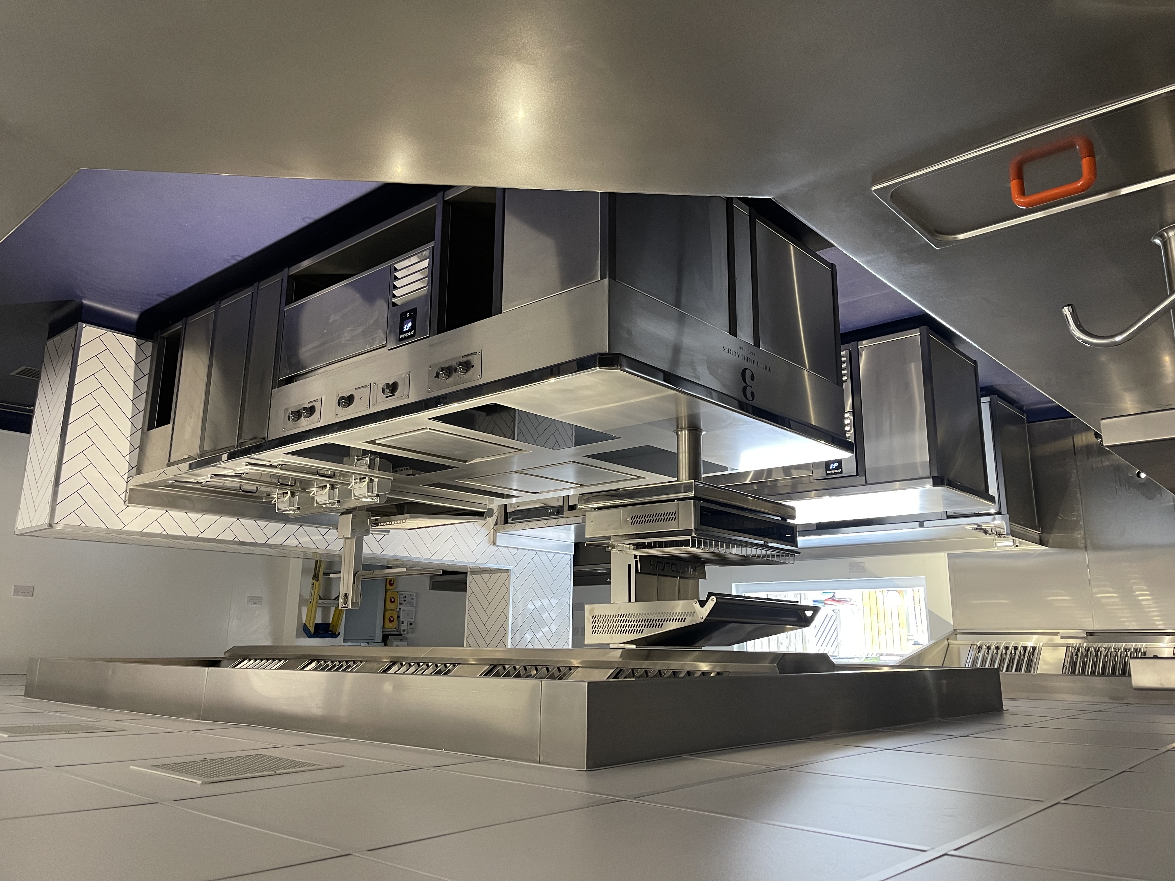 30 576 3Acres 6 x 5kW heavy duty hobs 3 x Single French Planchas 1 x SAL 02 2 x FriFri 311 1 x FriFri 211 1 x Josper Grill 1 x Precision VUBC121 1 x BS E31D4