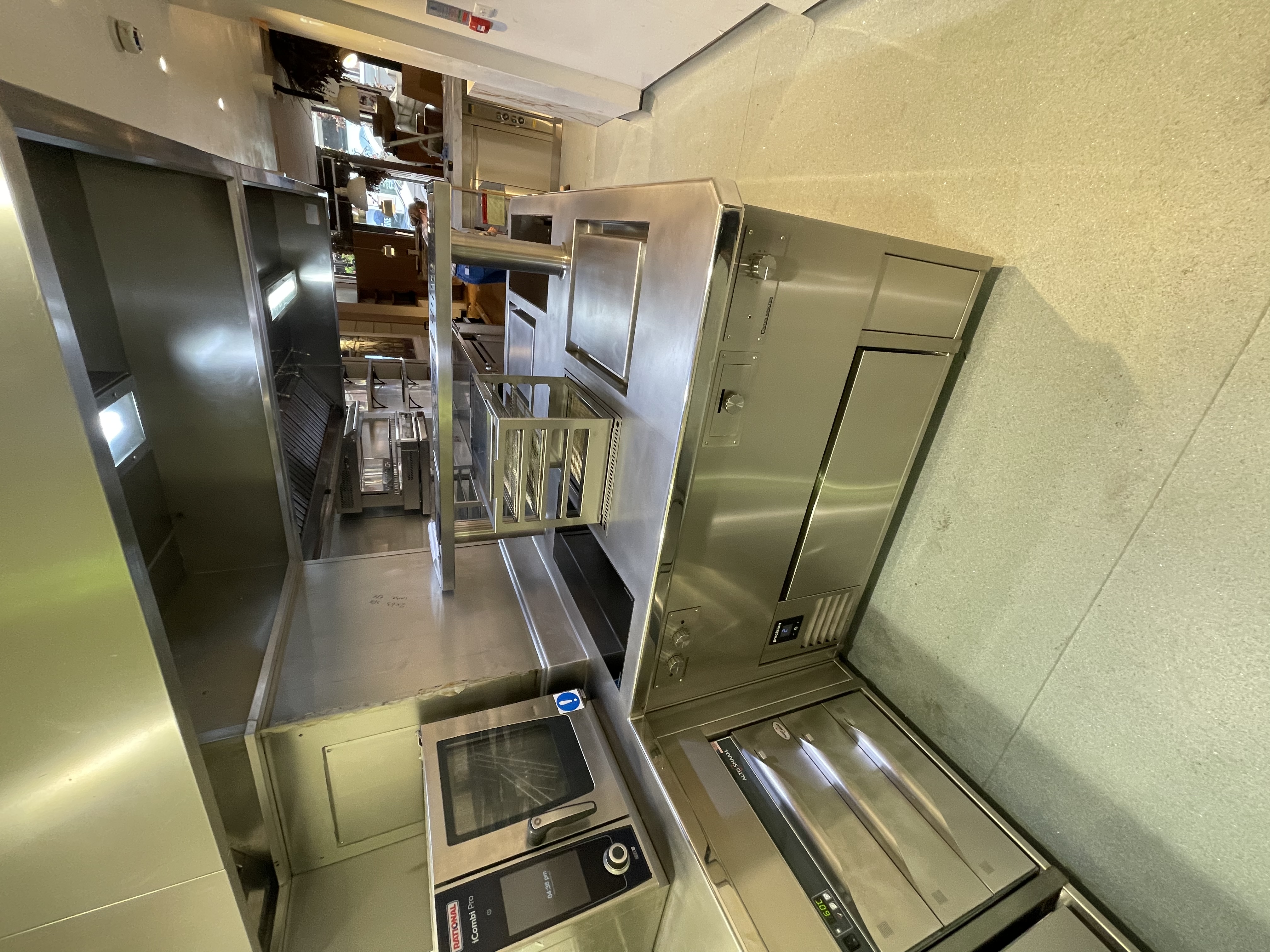 30 620 FROG 1 x 10kW Slider 4 x 5kW heavy duty hobs 3 x Single French Planchas 2 x Precision VUBC121 1 x LPU150 1 x HSS300 1 x SAL 01 1 x Sink Tap